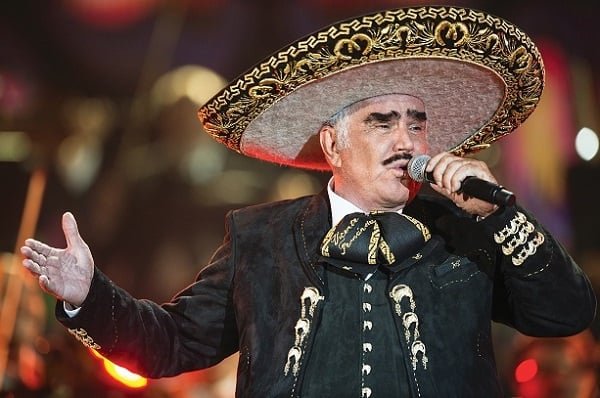 ARMYBogotaCol's tweet photo. ¿Sabían que tres grandes nombres de la música y el entretenimiento han sido recibidos por Bogotá con reconocimientos especiales? 🇨🇴🎶

🇲🇽 Vicente Fernández — 2009
El “Charro de Huentitán” recibió de Bogotá el reconocimiento como Embajador de Buena Voluntad, después de su visita a la ciudad y de participar en acciones de carácter social. Su presentación en el Parque Simón Bolívar reunió a miles de personas y tuvo un componente benéfico.

🇺🇸 Hilary Duff — 2009
La cantante y actriz estadounidense fue declarada oficialmente Huésped de Honor de Bogotá y Embajadora de la Niñez y la Juventud, mediante el Decreto 382 de 2009, en reconocimiento a su trabajo en favor de la infancia.

🇰🇷 BTS — 2026 💜
Y ahora, 17 años después, BTS se suma oficialmente a esta historia. El alcalde Carlos Fernando Galán anunció este 24 de septiembre que los siete integrantes del grupo serán Huéspedes de Honor de Bogotá, en el marco de su llegada a la ciudad para sus conciertos del 2 y 3 de octubre en El Campín.

Tres nombres, tres momentos y tres culturas que han dejado —o están a punto de dejar— una huella especial en Bogotá. 🇲🇽🇺🇸🇰🇷

Y sí: BTS ya es oficialmente Huésped de Honor de Bogotá. 💜