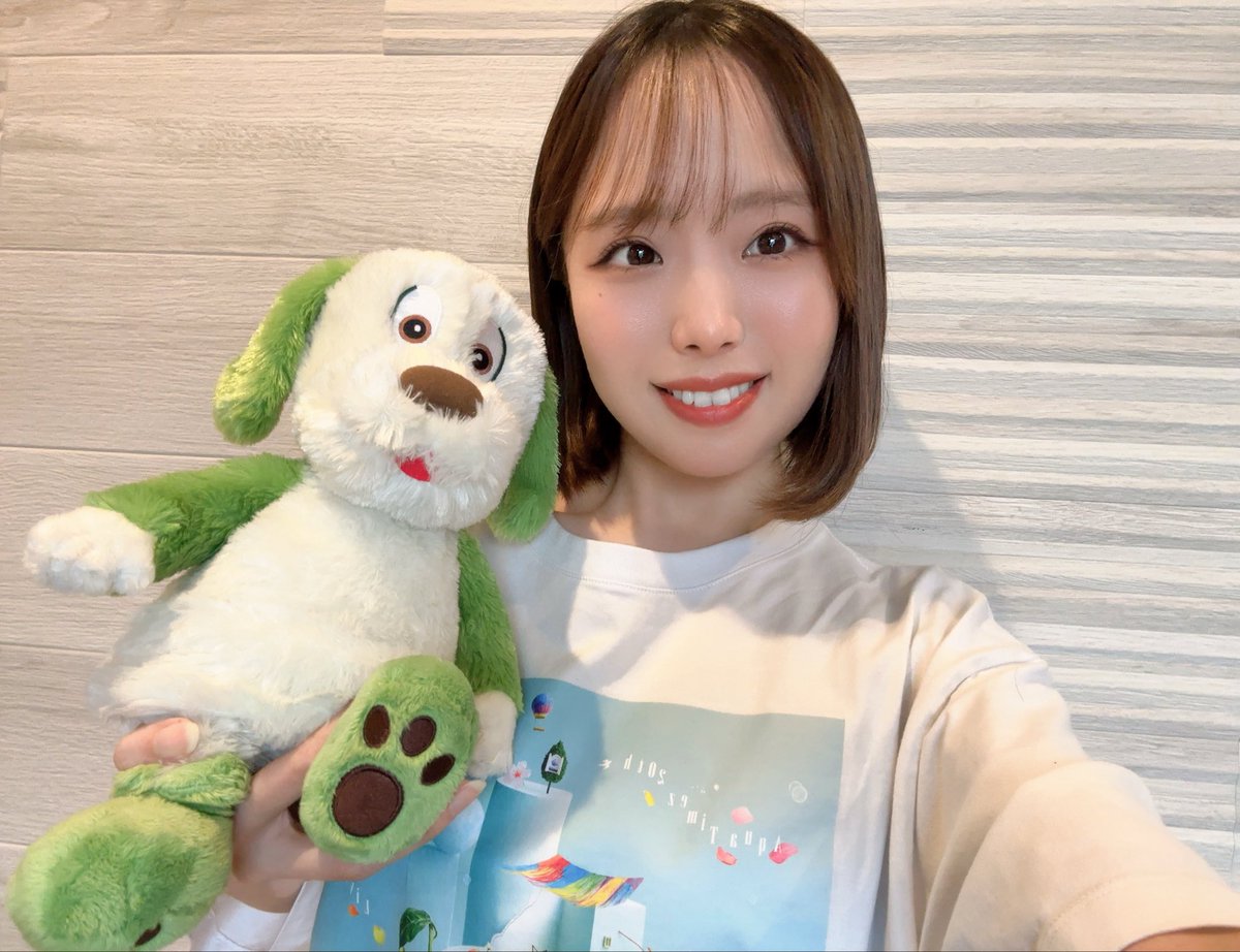 YoritaNatsu's tweet photo. 本日23時からは『依田菜津の組立式パンドラの箱』🎁🎊ついにやってきてしまった…最終回です…！！寂しいのでワンワンに一緒に写ってもらいました🥲💚(※本編とワンワンはほとんど関係がありません)そして本日は勝手に拡大版スペシャルです！😂👏最後まで楽しく！よろしくお願いします🫶✨ #組立パン https://t.co/KojwfIBoqq