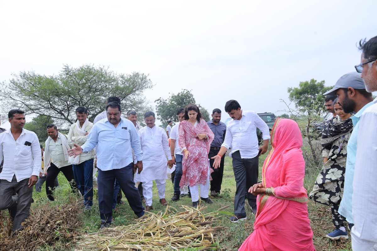 NamitaMundada's tweet photo. दुष्काळी परिस्थितीत नुकसानग्रस्त पिकांची पाहणी!

📍चिंचोलीमाळी | नाव्होली | धोत्रा | नांदुरघाट | सारूळ | सासुरा | जोला | विडा | गप्पेवाडी

मतदारसंघातील दुष्काळी परिस्थितीच्या पार्श्वभूमीवर वरील गावांच्या शिवारातील पिकांच्या परिस्थितीची प्रत्यक्ष पाहणी केली. पावसाअभावी पिकांवर झालेला परिणाम तसेच शेतकऱ्यांसमोरील अडचणी जाणून घेतल्या.

दुष्काळी परिस्थितीमुळे नुकसान झालेल्या शेतकऱ्यांना अनुदान व पीक विम्याच्या लाभापासून वंचित राहावे लागू नये, यासाठी नुकसानीची योग्य नोंद, पंचनामे तसेच आवश्यक कार्यवाही तातडीने पूर्ण करण्याच्या स्पष्ट सूचना संबंधित प्रशासनाला दिल्या.

शेतकऱ्यांना शासनाच्या मदतीचा लाभ वेळेत मिळावा, यासाठी प्रशासनाकडे सातत्याने पाठपुरावा सुरू राहील.

#दुष्काळीपरिस्थिती #शेतकरी #पीकनुकसान #पीकविमा #दुष्काळ