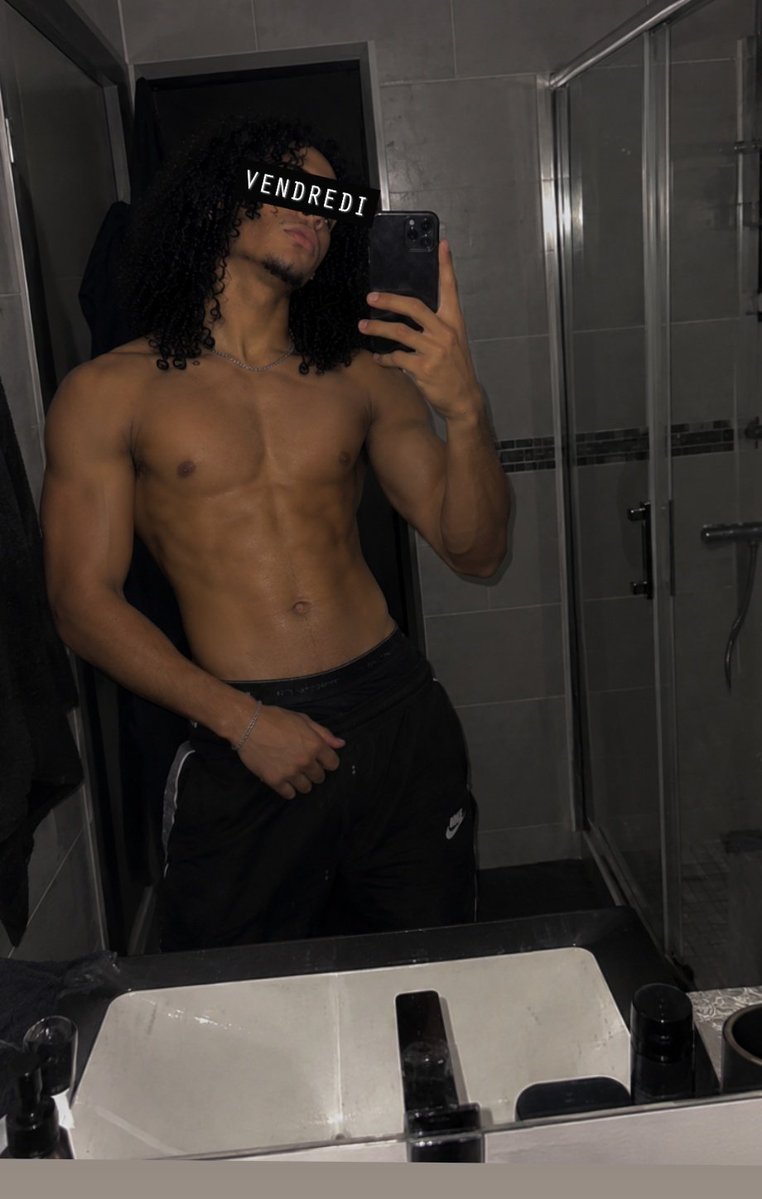 RoiBrahimm's tweet photo. Soumis à mes pieds ! 
Vénérez votre boss
Agenouillé vous ! 
Bande de putes👽 https://t.co/6IlV268PKL