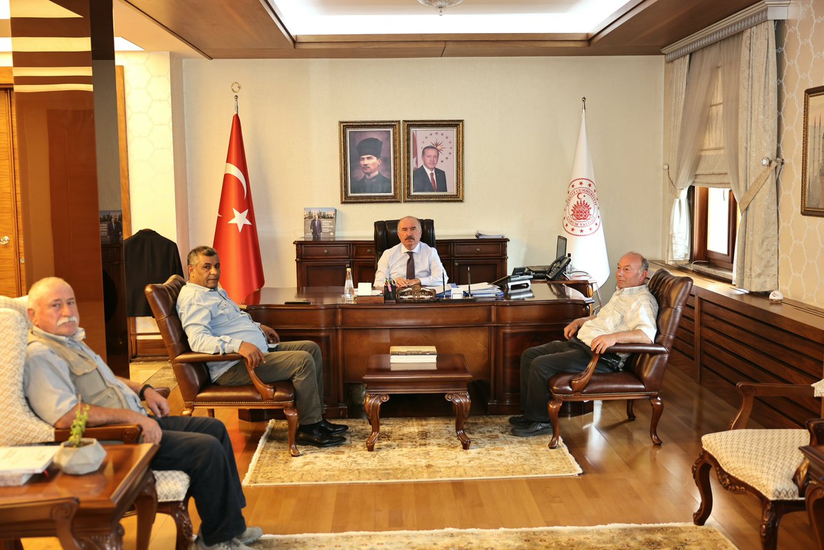 CorumValiligi's tweet photo. Serban Köyü Muhtarı Ferhat KESER, İhtiyar Heyeti Üyesi Haydar UYSAL ve köy halkından Vedat ÇINAR ile birlikte Valimiz Sayın Ali ÇALGAN’ı makamında ziyaret etti.

Gerçekleşen ziyarette, Serban Köyü’nün ihtiyaç ve talepleri hakkında görüş alışverişinde bulunuldu. https://t.co/2Hn3Q9kf5E