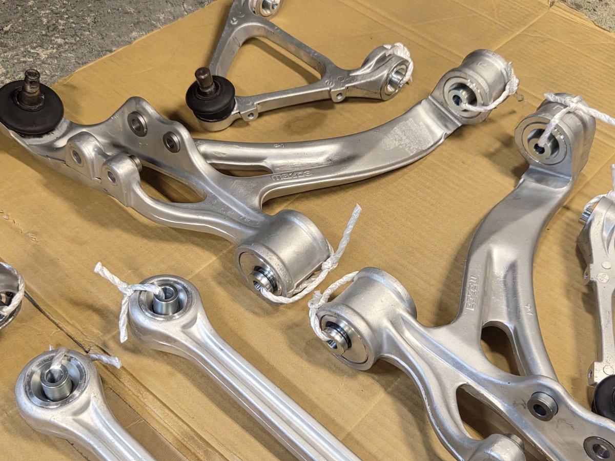 Godaracing's tweet photo. 今日の作業も辛気臭い強化PPF製作なので違うネタを😅

香港人FD 全アーム脱着(洗浄→ブッシュ交換)
ここ数年で急激にご依頼が増えてる足回りのリフレッシュ👍

20年以上 1度もブッシュ交換してないオーナーが多く「部品があるうちに交換したい」と😓

うちでは山内が担当ですが 手慣れたモンです(笑)👌 https://t.co/WBDTbQ1vOa
