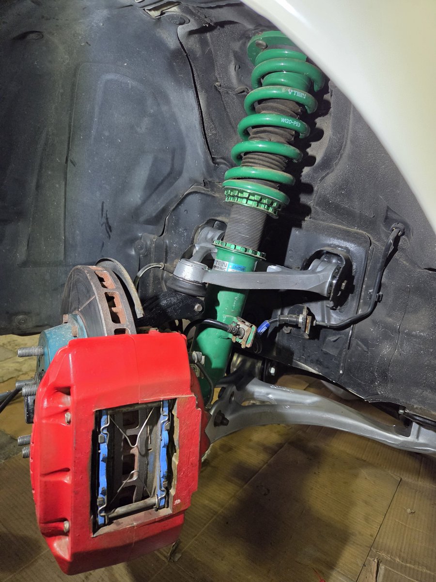 Godaracing's tweet photo. 今日の作業も辛気臭い強化PPF製作なので違うネタを😅

香港人FD 全アーム脱着(洗浄→ブッシュ交換)
ここ数年で急激にご依頼が増えてる足回りのリフレッシュ👍

20年以上 1度もブッシュ交換してないオーナーが多く「部品があるうちに交換したい」と😓

うちでは山内が担当ですが 手慣れたモンです(笑)👌 https://t.co/WBDTbQ1vOa