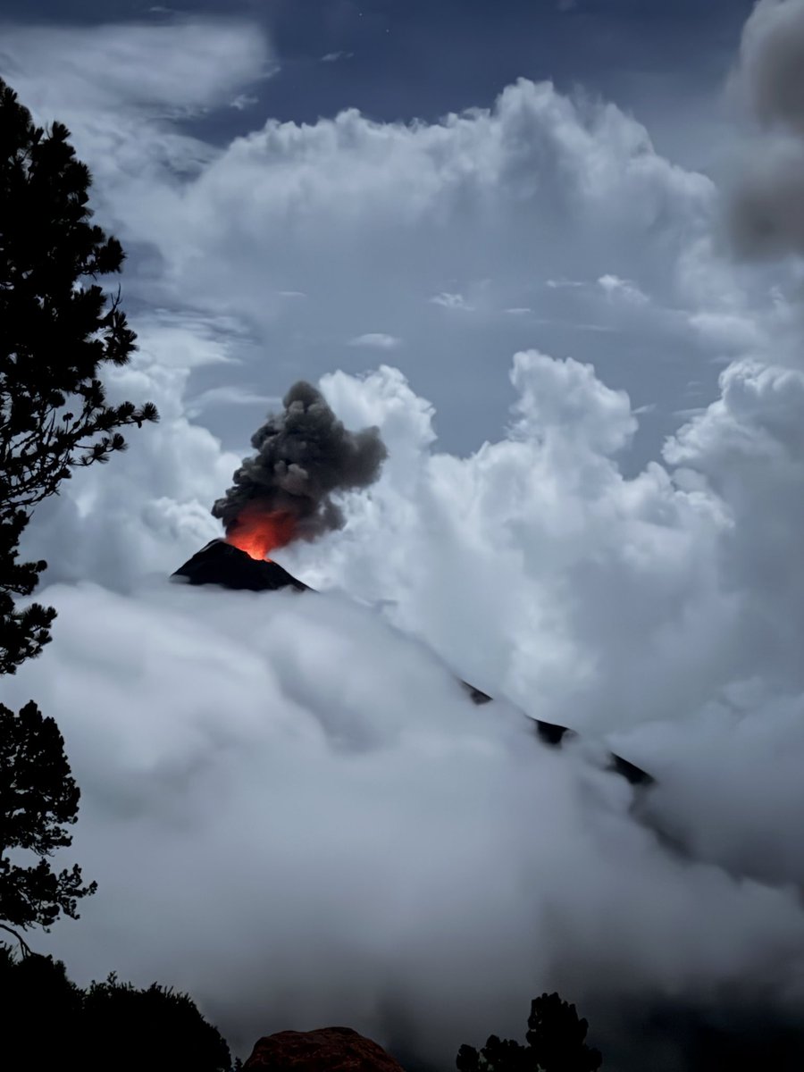yekiMhi's tweet photo. Guys, I summited a 13,000 thousand fucking foot volcano. https://t.co/0G1vs0qXte