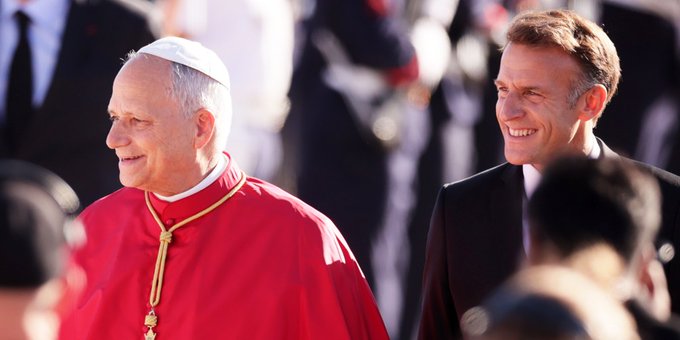 LeMediaInter07's tweet photo. Le président de la République française, Emmanuel Macron, a accueilli le pape Léon XIV au palais de l'Élysée – résidence officielle du président – ​​avant que les deux hommes ne s'entretiennent en privé. Retour en images

#Lemediainternational #France #PapeLéon_XIV #EmmanuelMacron #Visit #Paris #LMI

📞 ou ☎️ : Contact: +24176525558

⚫𝕏 (Twitter) : https://t.co/75tyuK6pn3

📘 Facebook : https://t.co/I001qg22P5
🟢 WhatsApp
Suivre la chaîne Le Média sur WhatsApp  : https://t.co/7qHof99xVb