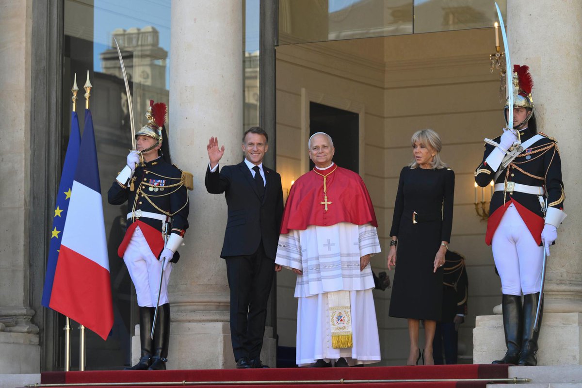 LeMediaInter07's tweet photo. Le président de la République française, Emmanuel Macron, a accueilli le pape Léon XIV au palais de l'Élysée – résidence officielle du président – ​​avant que les deux hommes ne s'entretiennent en privé. Retour en images

#Lemediainternational #France #PapeLéon_XIV #EmmanuelMacron #Visit #Paris #LMI

📞 ou ☎️ : Contact: +24176525558

⚫𝕏 (Twitter) : https://t.co/75tyuK6pn3

📘 Facebook : https://t.co/I001qg22P5
🟢 WhatsApp
Suivre la chaîne Le Média sur WhatsApp  : https://t.co/7qHof99xVb
