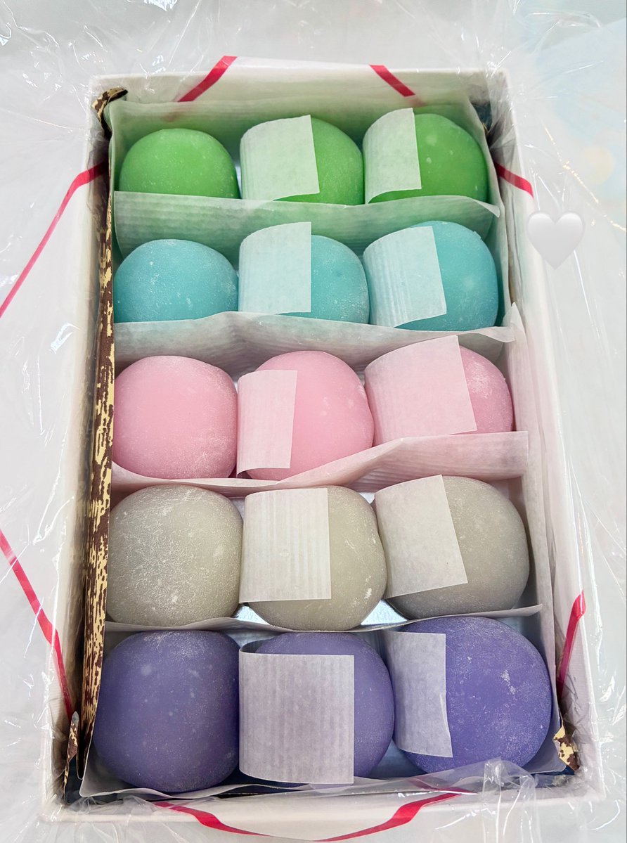 Emutanmtan's tweet photo. 1年前から思い焦がれていたかわいいかわいいお月見団子で幸せ🍡🎑🩷
綺麗に並べられて大満足🥰❣️カラフルもちもちでなんてかわいいのでしょう🤍 https://t.co/8LgOF5au1B
