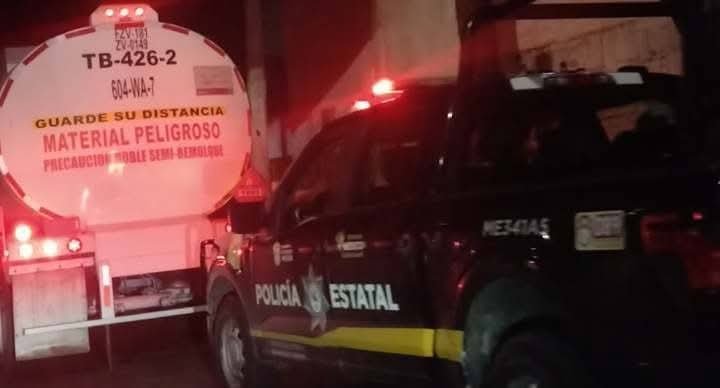cuartodemillamx's tweet photo. Lo puedes subir a tu página, ho como a las 9 pm pararon los policías estatales @SS_Edomex a mi chófer en Tlalnepantla, la unidad era la ME 341 A5 lo tuvieron secuestrado al rededor de 2 hrs hasta que les junte 5 mil pesos argumentaron que mis placas eran sobrepuestas, pongan los a trabajar la seguridad está de la chingada y estos poca madre robando a la gente de bien.