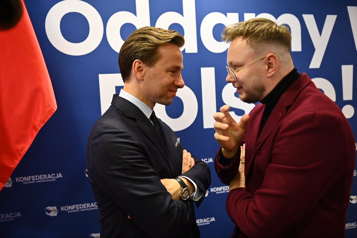 RuchNarodowy's tweet photo. Augustów za nami! Jesienna #TrasaBosaka jedzie dalej! 🇵🇱

Wczoraj @krzysztofbosak spotkał się z mieszkańcami Augustowa. Towarzyszył mu, lokalny lider @ZbKasperczuk.

Pełna sala, wiele pytań i rozmowy o sprawach, które dziś interesują Polaków - cenach paliw, bezpieczeństwie oraz działaniach rządu.

Dziękujemy za świetną frekwencję!

📍 A już 1 października kolejny przystanek - Łańcut!

Do zobaczenia! 
#TrasaBosaka🍁