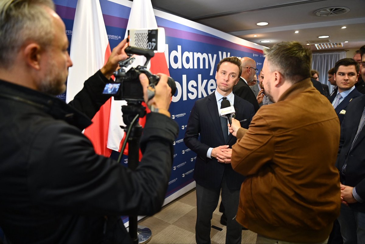 RuchNarodowy's tweet photo. Augustów za nami! Jesienna #TrasaBosaka jedzie dalej! 🇵🇱

Wczoraj @krzysztofbosak spotkał się z mieszkańcami Augustowa. Towarzyszył mu, lokalny lider @ZbKasperczuk.

Pełna sala, wiele pytań i rozmowy o sprawach, które dziś interesują Polaków - cenach paliw, bezpieczeństwie oraz działaniach rządu.

Dziękujemy za świetną frekwencję!

📍 A już 1 października kolejny przystanek - Łańcut!

Do zobaczenia! 
#TrasaBosaka🍁