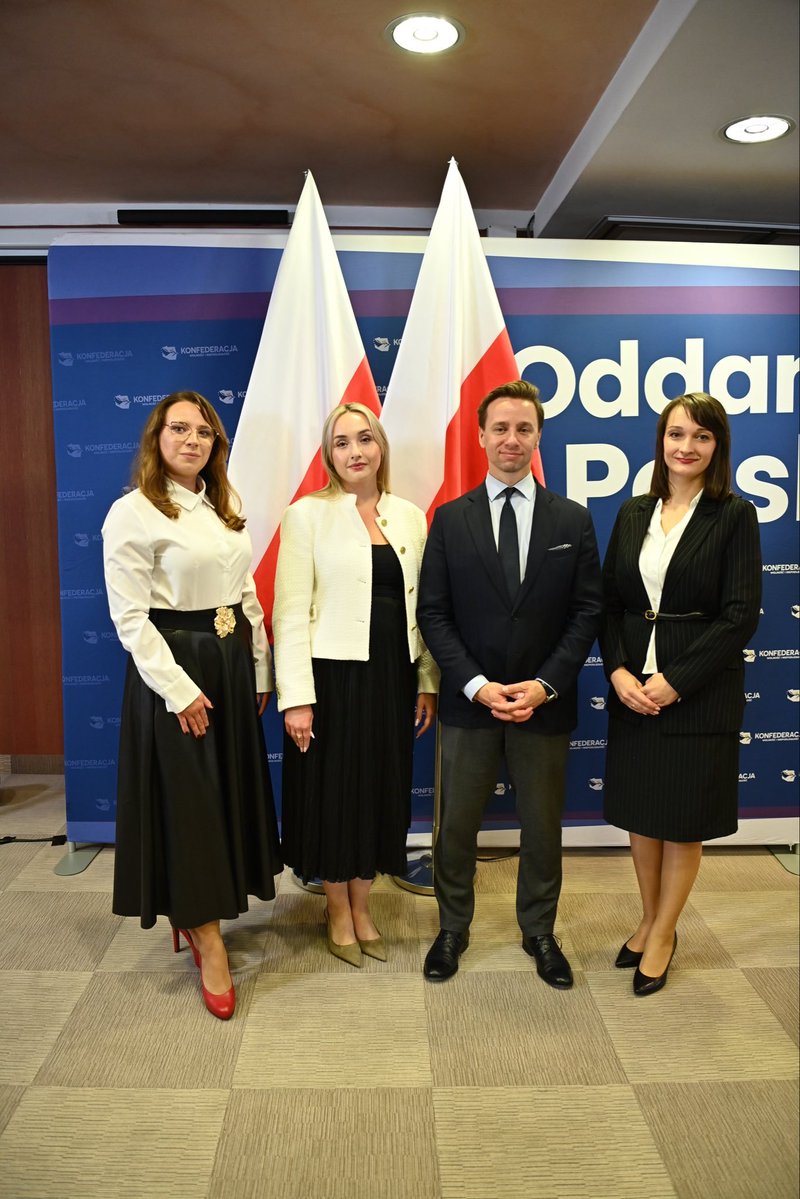 RuchNarodowy's tweet photo. Augustów za nami! Jesienna #TrasaBosaka jedzie dalej! 🇵🇱

Wczoraj @krzysztofbosak spotkał się z mieszkańcami Augustowa. Towarzyszył mu, lokalny lider @ZbKasperczuk.

Pełna sala, wiele pytań i rozmowy o sprawach, które dziś interesują Polaków - cenach paliw, bezpieczeństwie oraz działaniach rządu.

Dziękujemy za świetną frekwencję!

📍 A już 1 października kolejny przystanek - Łańcut!

Do zobaczenia! 
#TrasaBosaka🍁