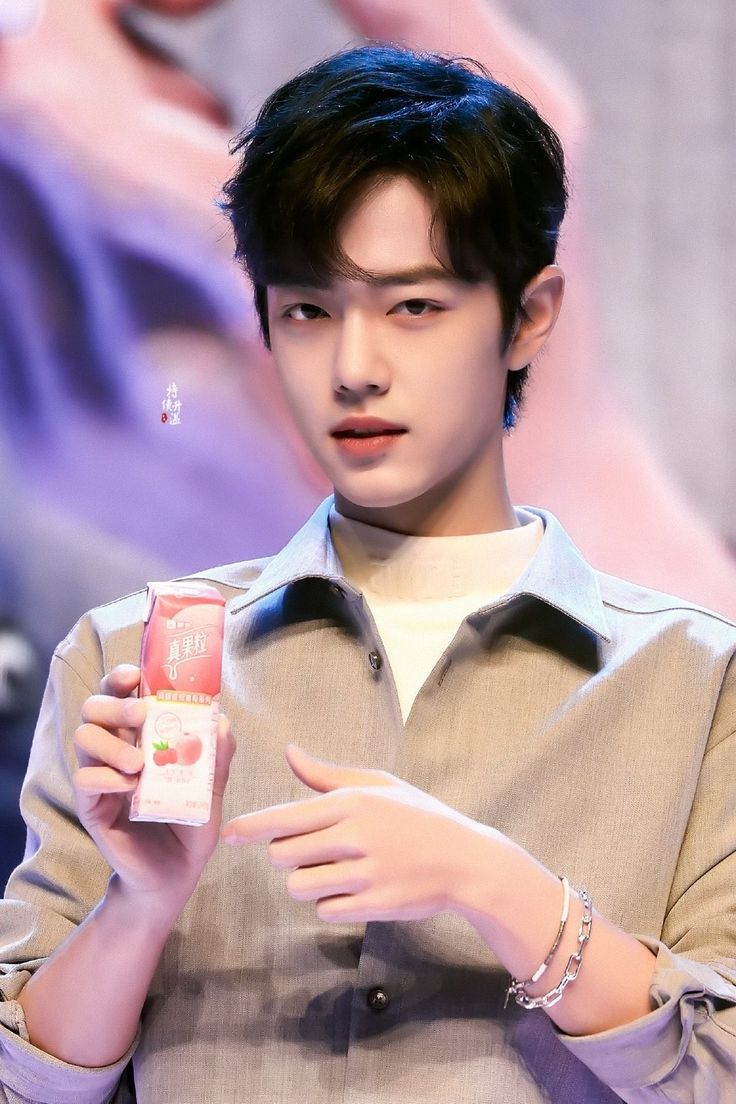 Jenniescouts's tweet photo. lets be real, he didn't look above 22 in 2019 https://t.co/jAw57cJdlv