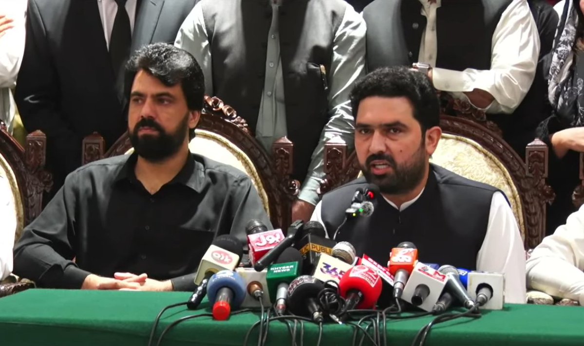 BBCUrdu's tweet photo. اٹک پُل پر رکاوٹیں مزید سخت: چاہے یہ کیلیں ٹھوکیں، کنٹینر رکھیں یا گولی چلائیں، لانگ مارچ ضرور ہو گا، حتمی فیصلہ پولیٹیکل کمیٹی کرے گی، سہیل آفریدی
مکمل پڑھیے: https://t.co/IcGvcVSOWh https://t.co/MEdgXrjphF
