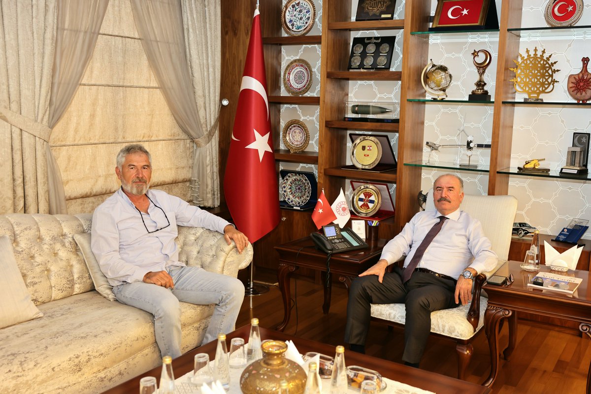 CorumValiligi's tweet photo. Mecidiyekavak Köyü sakini Sayın Davut TÜRKOĞLU, Valimiz Sayın Ali ÇALGAN’ı makamında ziyaret etti.

Ziyaretten duyduğu memnuniyeti dile getiren Sayın Valimiz, nazik ziyaretleri dolayısıyla Sayın Davut TÜRKOĞLU’na teşekkür etti. https://t.co/pNsnWpoDnL