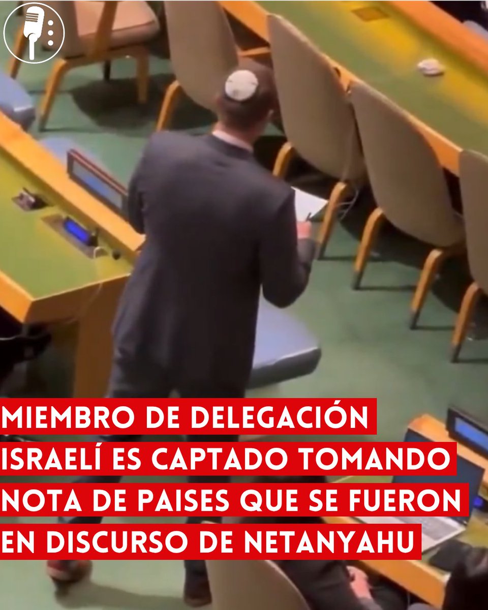 YosoyPedrero's tweet photo. 🚨 OJO | MIEMBRO DE DELEGACIÓN ISRAELÍ ES CAPTADO TOMANDO NOTA DE PAÍSES QUE SE FUERON EN DISCURSO DE NETANYAHU
Un miembro de la delegación israelí ante la ONU fue captado en video caminando por los pasillos del salón de la Asamblea General tomando nota de los países cuyas delegaciones abandonaron el recinto durante el discurso del primer ministro Benjamin Netanyahu este jueves 24 de septiembre.

Las imágenes, difundidas ampliamente en redes sociales, muestran al diplomático recorriendo los asientos vacíos con un cuaderno y bolígrafo en mano, verificando los nombres de las delegaciones ausentes y registrándolos uno por uno. El video se volvió viral rápidamente y generó reacciones encontradas: mientras algunos lo calificaron como una escena insólita en un foro multilateral, otros lo describieron como una maniobra de “fichaje” diplomático.

Según reportes de medios israelíes, la propia delegación israelí llevó un conteo paralelo al discurso. El medio Ynetnews publicó posteriormente que Israel registró 77 delegaciones que no estuvieron presentes o que se retiraron cuando Netanyahu comenzó a hablar. Sin embargo, funcionarios israelíes aclararon que no todas esas 77 naciones boicotearon activamente el discurso, ya que algunas simplemente no asistieron a la sesión.