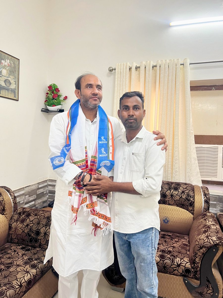 ClTirgarNSUI's tweet photo. रानीवाड़ा विधायक श्री रतन देवासी जी को जन्मदिवस की हार्दिक बधाई एवं शुभकामनाएँ। 

ईश्वर से आपके स्वस्थ, सुदीर्घ और यशस्वी जीवन की कामना करता हूँ।

चंपालाल तीरगर एडवोकेट 
जिलाध्यक्ष NSUI सिरोही 

@RatanDevasiINC @INCRajasthan https://t.co/DfOZaOKkV3