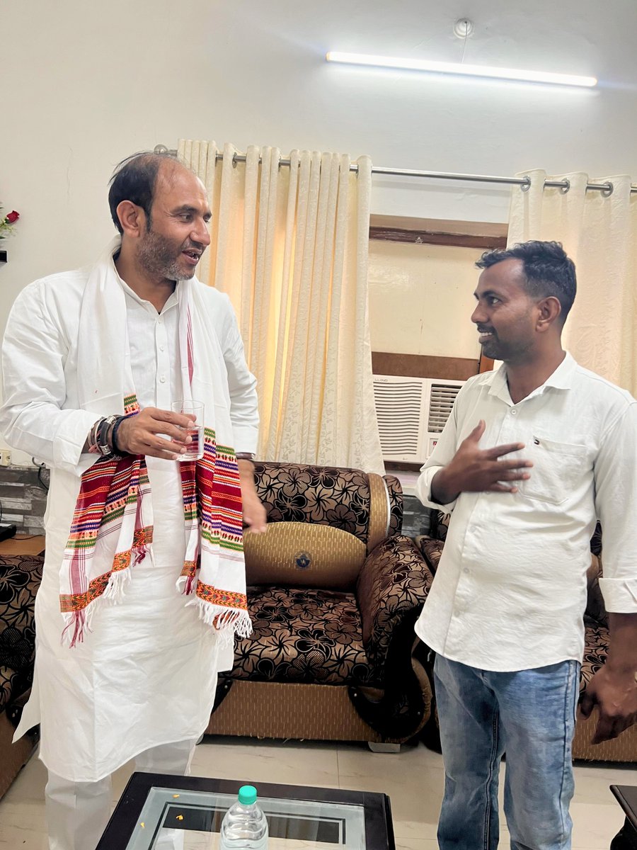 ClTirgarNSUI's tweet photo. रानीवाड़ा विधायक श्री रतन देवासी जी को जन्मदिवस की हार्दिक बधाई एवं शुभकामनाएँ। 

ईश्वर से आपके स्वस्थ, सुदीर्घ और यशस्वी जीवन की कामना करता हूँ।

चंपालाल तीरगर एडवोकेट 
जिलाध्यक्ष NSUI सिरोही 

@RatanDevasiINC @INCRajasthan https://t.co/DfOZaOKkV3