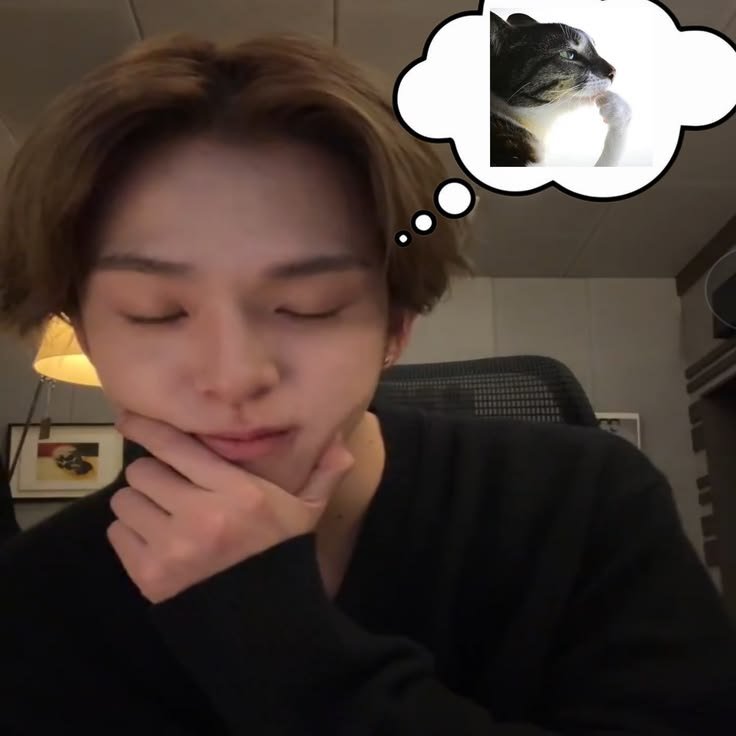 kyustellation's tweet photo. pas mau pulang kerja td atasan aku tiba2 ngomong "eh ci, tadi di tl aku lewat asahi dirumorin dating cuma krn megang hp mulu masa, lucu amat 😭" dipikir2 iya juga ya... idol mau cuma megang hp, ngelirik, gunain item mirip pun bisa lgsg dirumorin dating, nikah, punya anak dll 😭💧 https://t.co/TyI24BLLP8