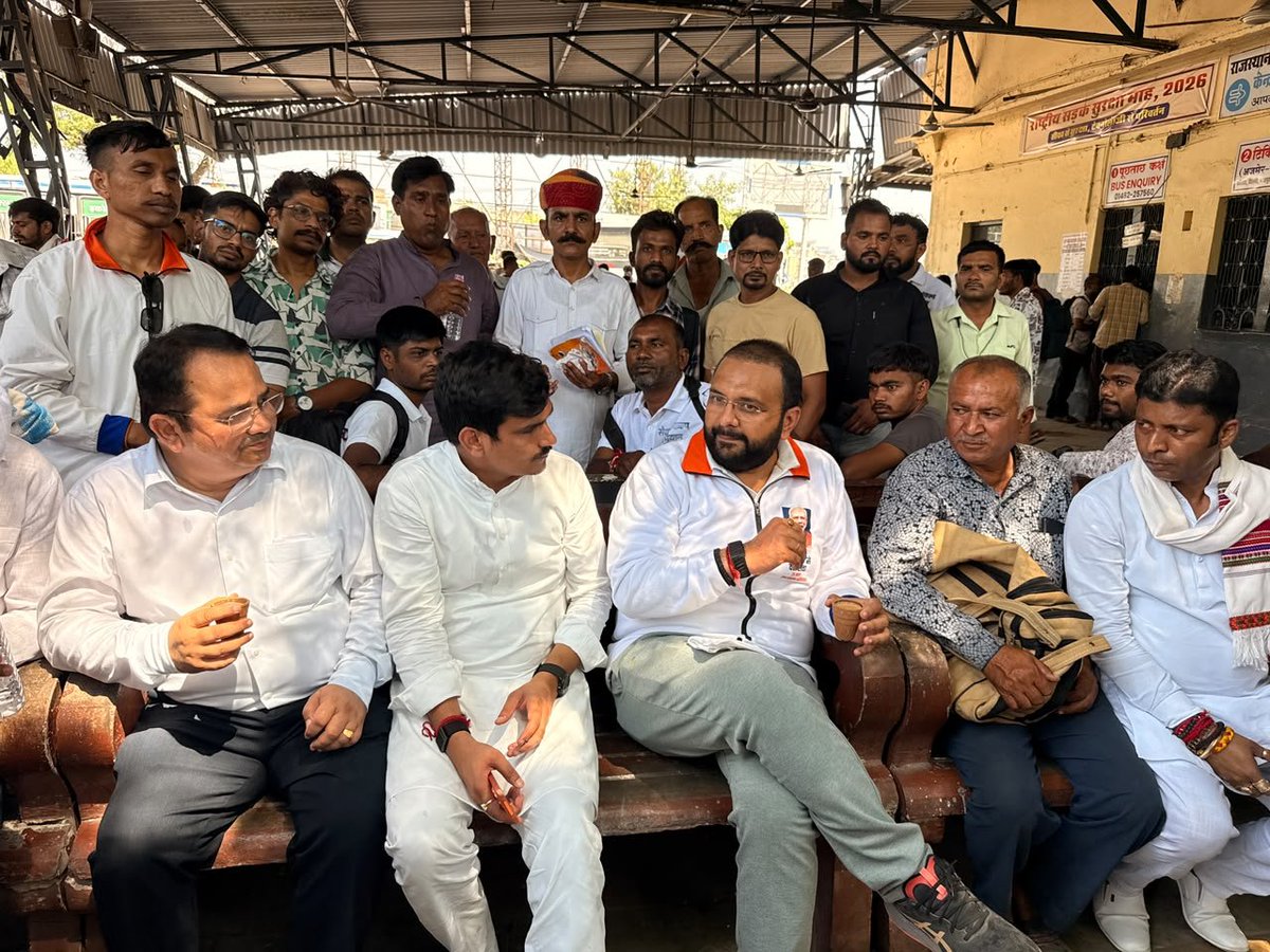 drhemangjoshimp's tweet photo. 🪷 वडनगर 🔁 वाराणसी सेवा यात्रा 🪷

‘सेवा संकल्प अभियान’ के अंतर्गत ब्यावर बस स्टैण्ड, राजस्थान में स्वच्छता अभियान में सहभागिता कर स्वच्छता के प्रति जन-जागरूकता का संदेश दिया।
स्वच्छ और सुंदर सार्वजनिक स्थल केवल व्यवस्था की जिम्मेदारी नहीं, बल्कि हर नागरिक की सामूहिक जिम्मेदारी है। स्वच्छता को जनआंदोलन बनाकर अपने आसपास के वातावरण को स्वच्छ, स्व��्थ एवं सुंदर बनाने का संकल्प लिया।

#SevaYatra #SevaSankalpAbhiyan