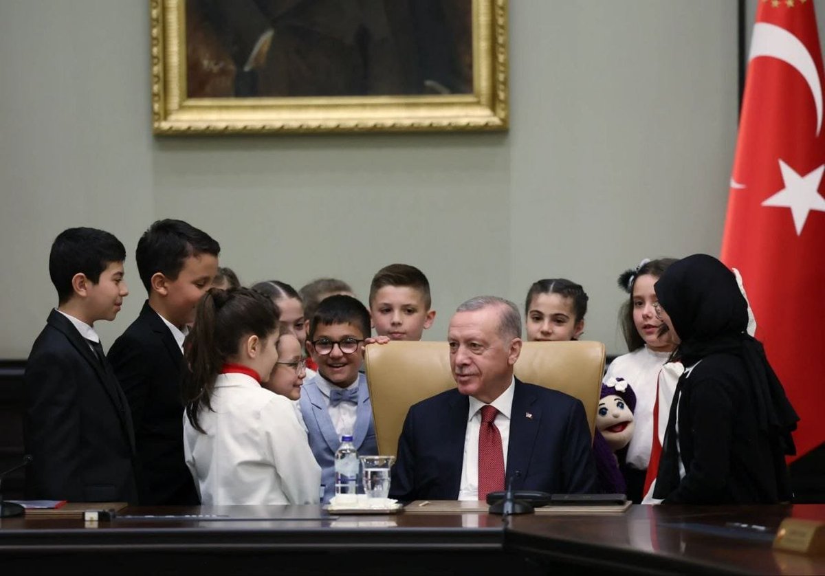 han_salk's tweet photo. Mazereti kabul edilen ama kontenjan yetersizliğiyle yerleşemeyen öğretmenler eşinden ve çocuğundan ayrı kalıyor. #AyrılığaSONverMEB İki tercihe rağmen sorun sürüyor; İL EMRİ beklentimizi iletin 🕊️. @RTErdogan @umitozdag @yavuzagiraliog @eczozgurozel @vekilince @erbakanfatih https://t.co/hLzO4z9QVZ