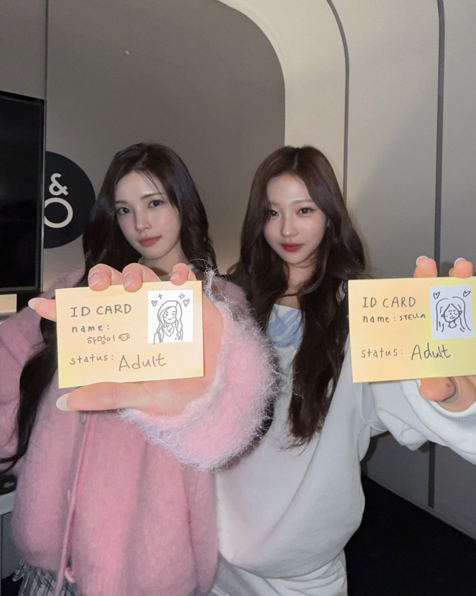 YUHABUNNIE_TH's tweet photo. 【260925】 Moonride Melon Music Wave Chat Event 🎀💬

🎀 : แต่ว่าก่อนหน้านี้เนี่ย
​🎀 : ที่เคยบอกว่าอายุ 20 แล้วแต่ไม่ได้ทำอะไรเลยสักอย่างเลย
​🎀 : พอลองมาคิดดูแล้ว อย่างฉันกับดาฮยอน (สเตลล่า) เนี่ย
🎀 : คงไม่มีใครใช้ชีวิตช่วงอายุ 20 ได้อย่างเฉิดฉายเท่านี้อีกแล้วแหละ  
​🎀 : ได้มาเจอฮาชูตั้งมากมายขนาดนี้
🎀 : แถมยังได้ลองทำอะไรตั้งเยอะแยะ
​🎀 : แล้วก็ได้ขึ้นแสดงบนเวทีทั่วโลกด้วย
​🎀 : ฉันคิดว่าฉันใช้ชีวิตช่วงอายุ 20 ได้อย่างคุ้มค่าและมีความหมายมาก ๆ เลยล่ะ 
​🎀 : แล้วก็ปีนี้ใช้ชีวิตแบบยุ่งมากๆ เลย
​🎀 : เป็นช่วงอายุ 20 ที่ไม่มีอะไรต้องเสียใจเลย

//น้องยูฮาเติบโตมาอย่างดีเลยนะคะ 😭 

©️ PIC dogfomar 

#ยูฮา #YUHA #유하 
#Hearts2Hearts #하츠투하츠 #H2H