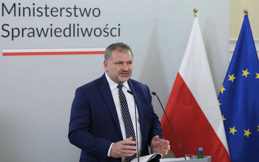 Darekbrzoza's tweet photo. Żurek powołał już zespół 100 prokuratorów, którzy będą ścigać tych, którzy twierdzą, że Lech Wałęsa, to TW"Bolek"? 😂Michał Woś https://t.co/NQy12bOj4R