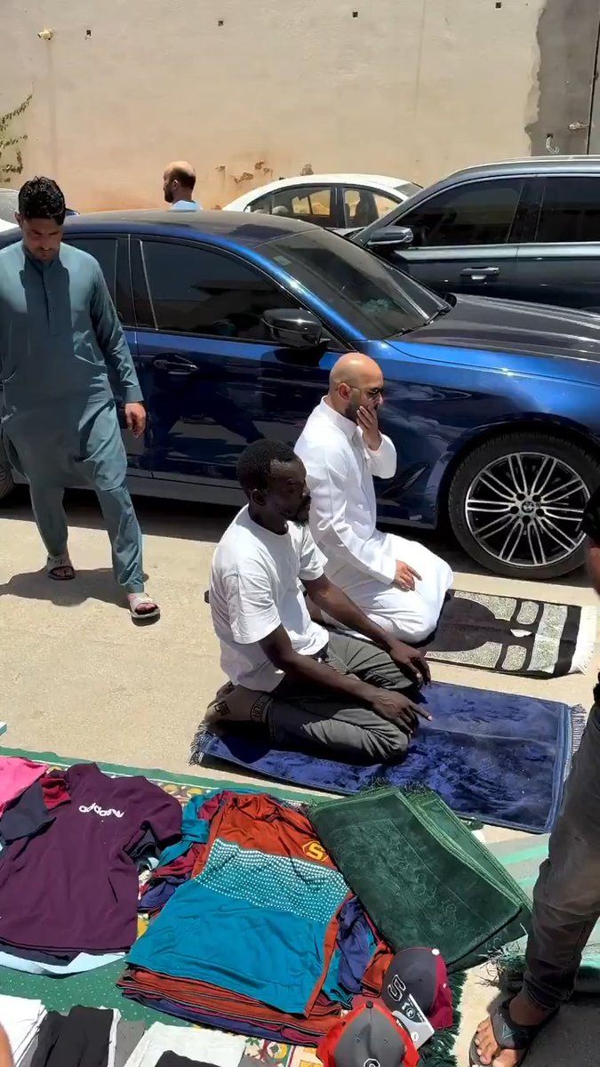 AnyaHildago's tweet photo. Islam ki khoobsurti yahi hai: Allah ke saamne sab barabar hain—na ameer, na gareeb, na ooncha, na neecha. Masjid mein sab ek saf mein namaz ada karte hain. https://t.co/MOGcxYW5Az