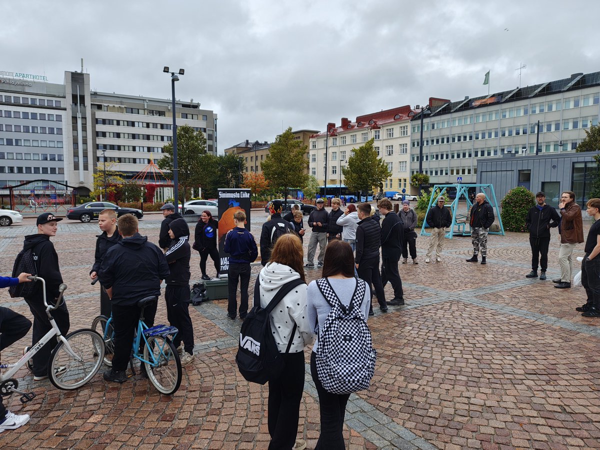 sinimustahame's tweet photo. Pieni vesisade ei haitannut Lahtelaisia sillä väkeä oli meitä odottamassa jo ennen tapahtuman alkua, tarrat loppuivat nopeasti ja ihmiset olivat hyvällä tuulella.

Tapahtuma oli kaiken kaikkiaan niin onnistunut että jopa paikalliset kommunistit osallistuivat kyltteineen 🍂 ✈️ https://t.co/VBL4jHPjGb