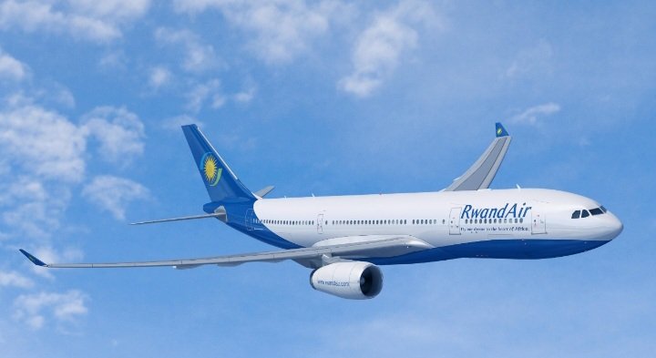 Bwindjaaaaaaaaa's tweet photo. #Qatar 🇶🇦 #Rwanda 🇷🇼  Renforcement de la flotte de RwandAir

​Un Airbus A330 de Qatar Airways vient de rejoindre la flotte de la compagnie nationale rwandaise. Selon Reuters, le transporteur qatari a retiré ses derniers A330 passagers et met également à disposition de RwandAir  plus d’une douzaine de pilotes qualifiés.

​Ce transfert intervient alors que l'aviation dans le Golfe subit des perturbations en raison des tensions géopolitiques régionales.
​🔗 Source : médias