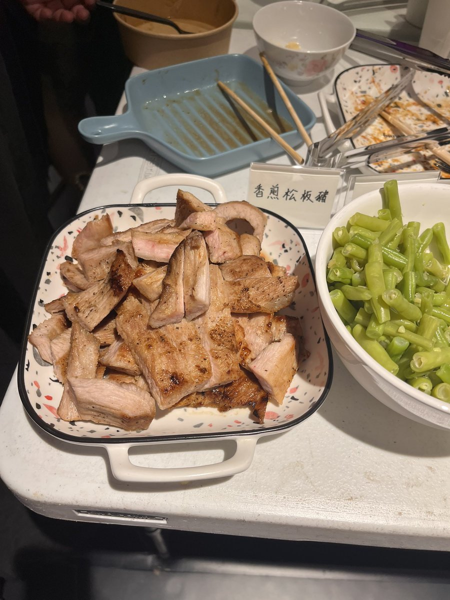 IgorQ7767's tweet photo. 水獺送海獺娃娃給鴨鴨
還巧遇我們芙拱住最愛的Leon
感謝老闆與主廚準備的食物與飲料不只好吃也不油膩，大滿足
@ChenLeon15 
@dadaaa0030 
@SweetLocked_hsc https://t.co/PsGUi3Amwv