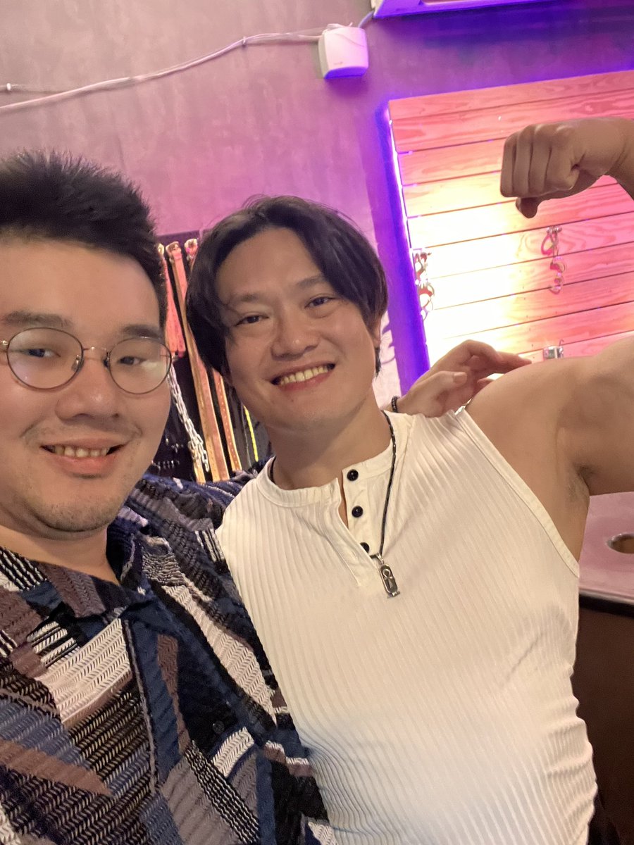 IgorQ7767's tweet photo. 水獺送海獺娃娃給鴨鴨
還巧遇我們芙拱住最愛的Leon
感謝老闆與主廚準備的食物與飲料不只好吃也不油膩，大滿足
@ChenLeon15 
@dadaaa0030 
@SweetLocked_hsc https://t.co/PsGUi3Amwv