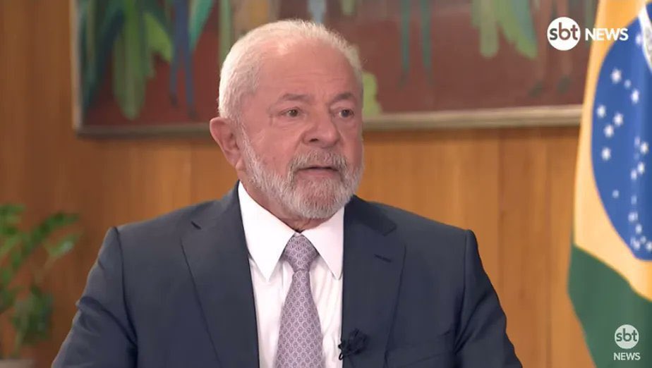 futebol_info's tweet photo. 🚨 AGORA! Clubes preparam contra-ataque jurídico contra a 'MP das Bets'.

O Governo já sabe que haverá contra-ataque dos clubes, que discutem novas notas conjuntas e PERGUNTAS AO PRESIDENTE LULA. Entre elas: por que o mesmo Governo que regulamentou as casas de apostas no Brasil e definiu o valor das outorgas agora pretende cancelar contratos em vigor?

A certeza é de que amanhã será um sábado agitado, com plantões jurídicos e tentativas de liminares para manter os contratos. Muitos deles têm mais 2 a 3 anos. Flamengo e Palmeiras, por exemplo, têm contratos até o fim de 2028.

Outro questionamento é a diferença para a Inglaterra, onde o cancelamento dos contratos foi anunciado 3 ANOS ANTES de entrar em vigor.

Há divergências entre a própria equipe de Lula. Alguns defendem a proibição, enquanto outros são contra, argumentando que clubes atrasarão salários de atletas e funcionários e argumentarão que a culpa é do Governo Lula.

🗞️ @UOL | @PVC 
📸 Reprodução/SBT News