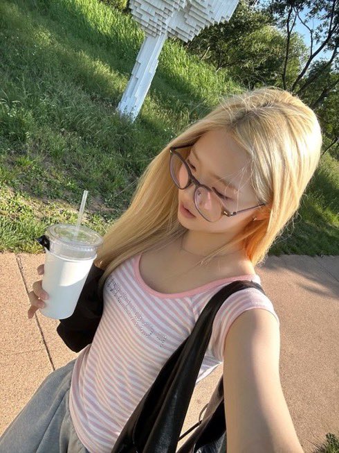 SEOHEEFRANCE's tweet photo. 📸 :: WVRS

#SEOHEE sur l’application !

#서희 #TUIDE #튜이드 https://t.co/jF2FvOOB8P