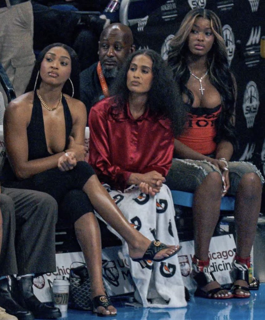 AthleteVanity's tweet photo. A face card war in Chicago. https://t.co/70Kia99lC8