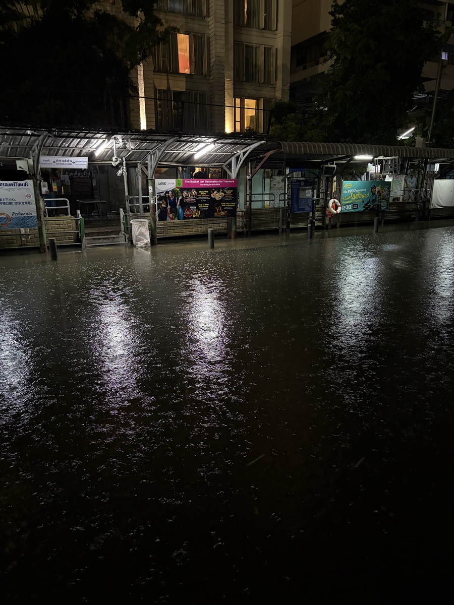 ottorapas's tweet photo. 昨日の夜から今までずっと雨

いつもならゲリラ豪雨が１～２時間降ったら
やむのに今日は強くはないけど降り続いてる

幸いうちの方は部分的な冠水で影響は小さい
けど明日もこのままだとちょっと心配

#バンコク
#雨 https://t.co/ENzhtdFU4t