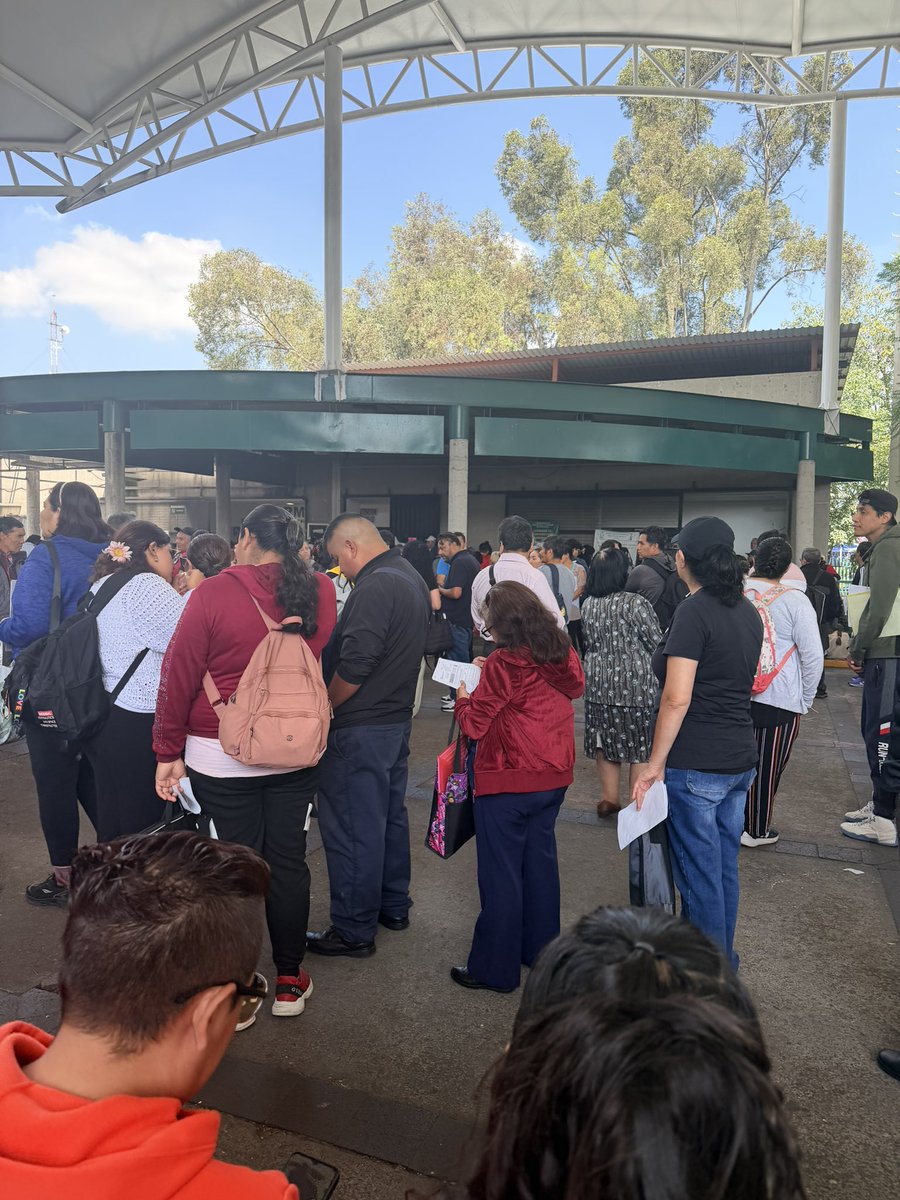 marthatellez's tweet photo. Ni modo se tenía que decir @zoerobledo @Claudiashein @Tu_IMSS esto es siempre en la Clínica 31 además de no haber medicinas (llevo 3 meses sin leflunomida) hay que hacer filas enormes de horas para la farmacia. Hagan algo por favor!! https://t.co/WrcV7bKiqG