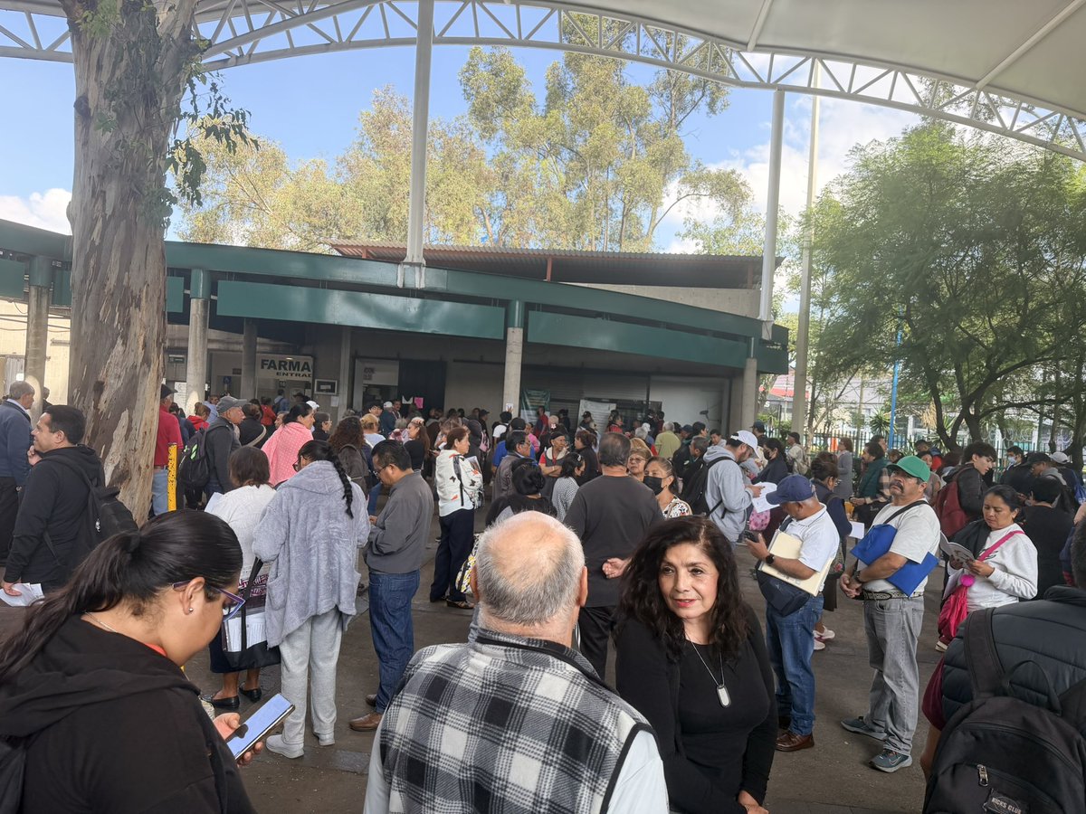 marthatellez's tweet photo. Ni modo se tenía que decir @zoerobledo @Claudiashein @Tu_IMSS esto es siempre en la Clínica 31 además de no haber medicinas (llevo 3 meses sin leflunomida) hay que hacer filas enormes de horas para la farmacia. Hagan algo por favor!! https://t.co/WrcV7bKiqG