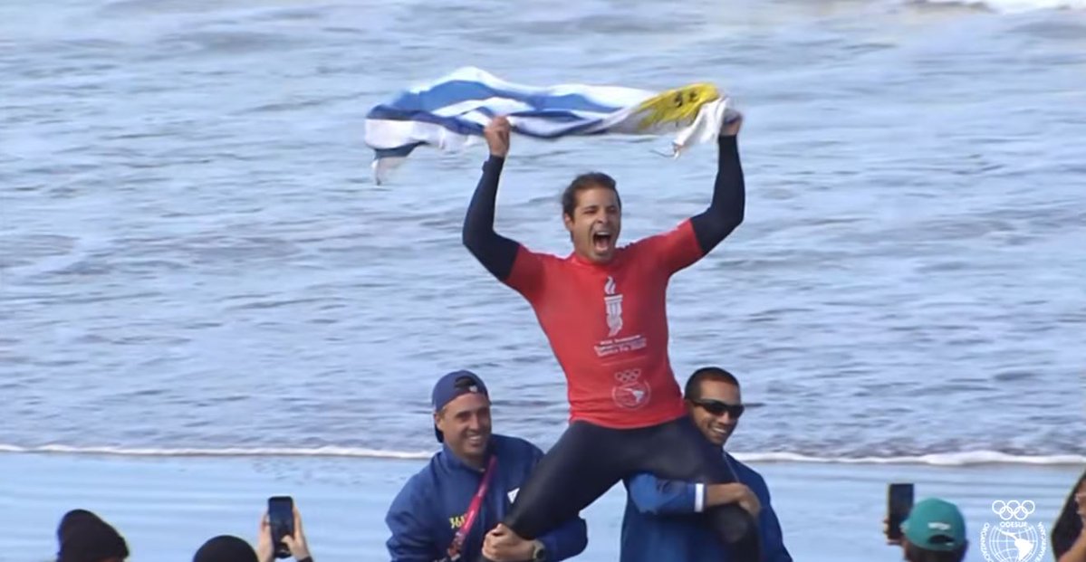 ElEspectadorUy's tweet photo. SURF: ¡ORO PARA URUGUAY! 🥇🇺🇾

Julián Schweizer ganó la medalla de oro en surf longboard venciendo al peruano Cardenas y logró que Uruguay alcanzara las 51 medallas totales, igualando la mejor marca histórica en 1982. https://t.co/76ZbXDoIGv