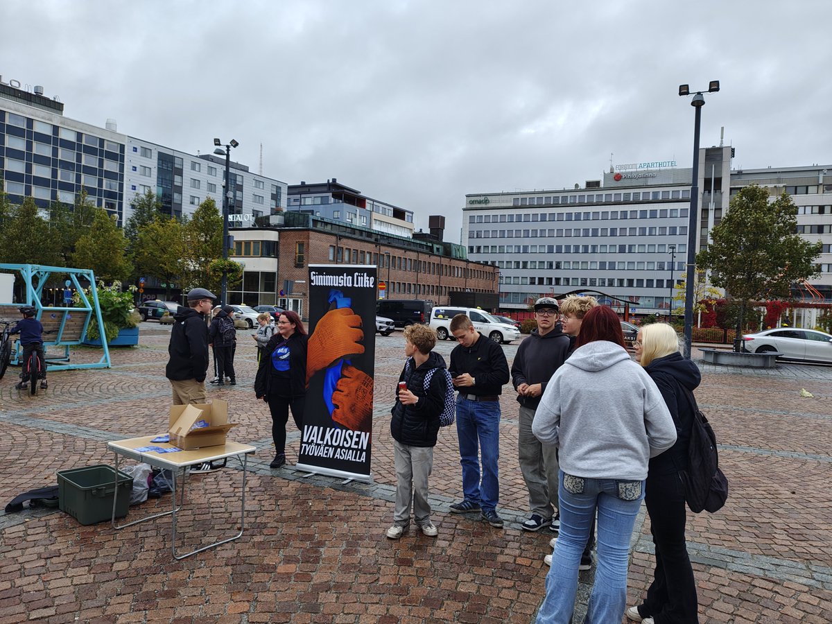 sinimustahame's tweet photo. Pieni vesisade ei haitannut Lahtelaisia sillä väkeä oli meitä odottamassa jo ennen tapahtuman alkua, tarrat loppuivat nopeasti ja ihmiset olivat hyvällä tuulella.

Tapahtuma oli kaiken kaikkiaan niin onnistunut että jopa paikalliset kommunistit osallistuivat kyltteineen 🍂 ✈️ https://t.co/VBL4jHPjGb