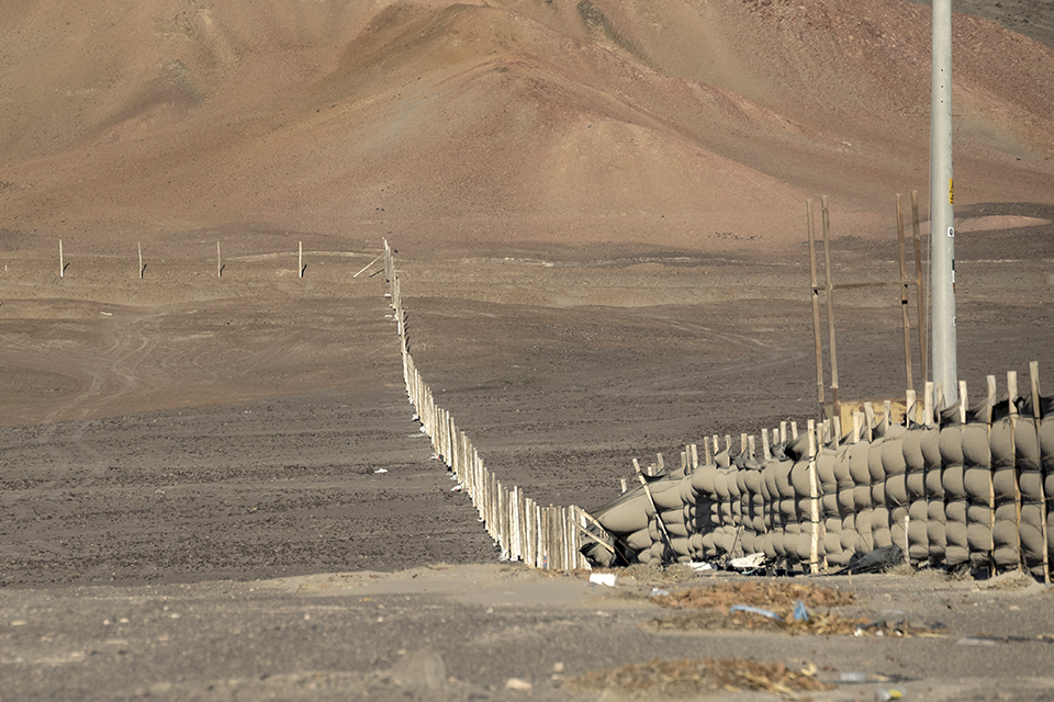 AdrianSarriaMu's tweet photo. (2/3) La propia DDC de Ica confirmó que el fundo opera sobre dos geoglifos y corta caminos prehispánicos. En el desierto también instalaron postes de concreto y tendido eléctrico de alta tensión. Son terrenos del @MinCulturaPe que deberían recuperarse y ponerse en valor turístico. Mientras tanto, ProAgro prepara una ampliación y ya tiene listos los parantes.

La empresa pertenece a la Corporación Cervesur y su presidente de directorio es Andreas von Wedemeyer Knigge, quien también presidió la Sociedad Nacional de Industrias, Confiep y la Asociación de AFP.