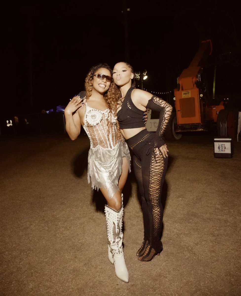 CxhCenter's tweet photo. .@ChloeBailey teams up with @VictoriaMonet for her upcoming sophomore album "Frequency Of Love" on the 19th track, "Lose Myself"🤎

Out October 2nd!
https://t.co/joBxqpb9hn https://t.co/MBcLHUgvUx