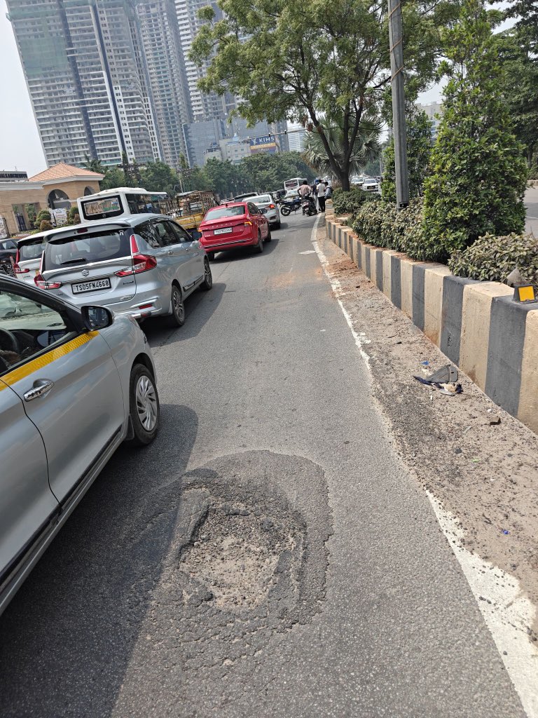 Team_Road_Squad's tweet photo. Hello @CMC_Offcl and @GHMCOnline 

To whom so ever this may concern, exactly at the end of Shaikpet flyover there is a huge pothole.

It is causing accidents

Please take necessary action and help citizens

@CYBTRAFFIC @HYDTP https://t.co/1iYVExpsnV