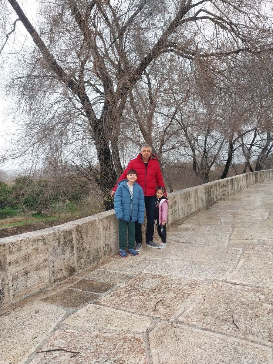 HakanKT50's tweet photo. Kontenjan yetersizliği yüzünden 3-4 yıldır çocuklarımızdan ayrıyız. Asker, polis, hakim ve savcı eşlerine tanınan hak öğretmenlere de tanınsın. @Yusuf__Tekin il emrinin yeniden değerlendirilmesini istiyoruz. #AilemiVerYusufTekin 🧒🤲🕊️ https://t.co/oGycPQwvxD