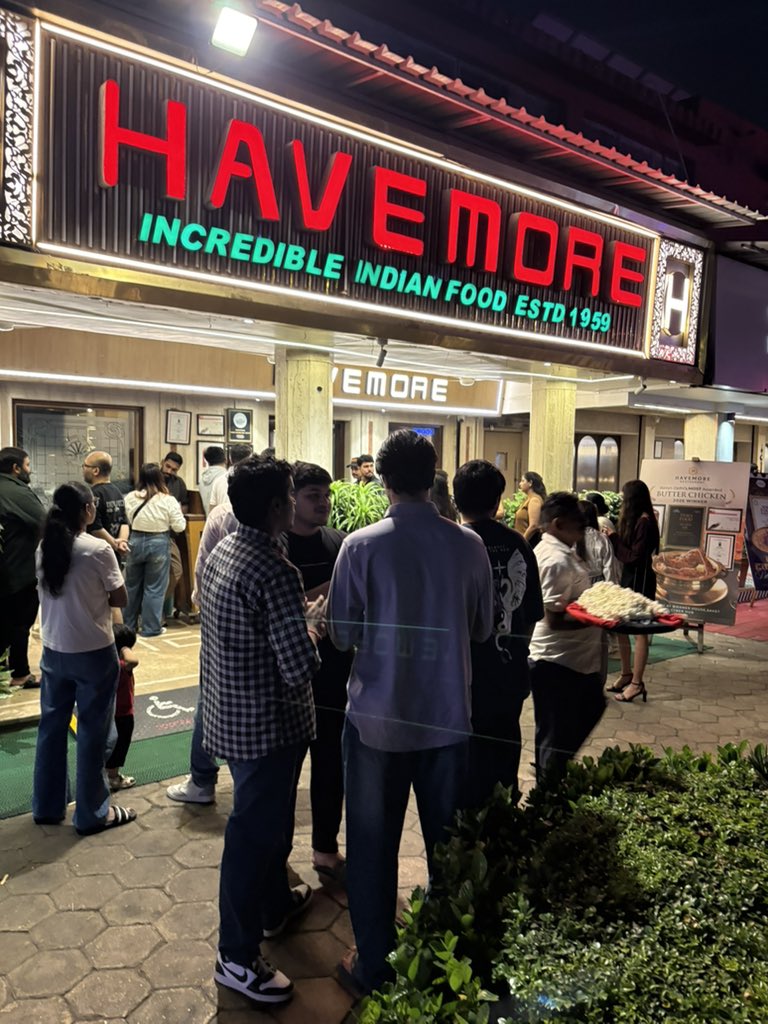 Vik_duchie's tweet photo. @honeyviscous Waiting at havemore today at 10:30 today 🤣🤣🤣 https://t.co/j9mzQzLFBw