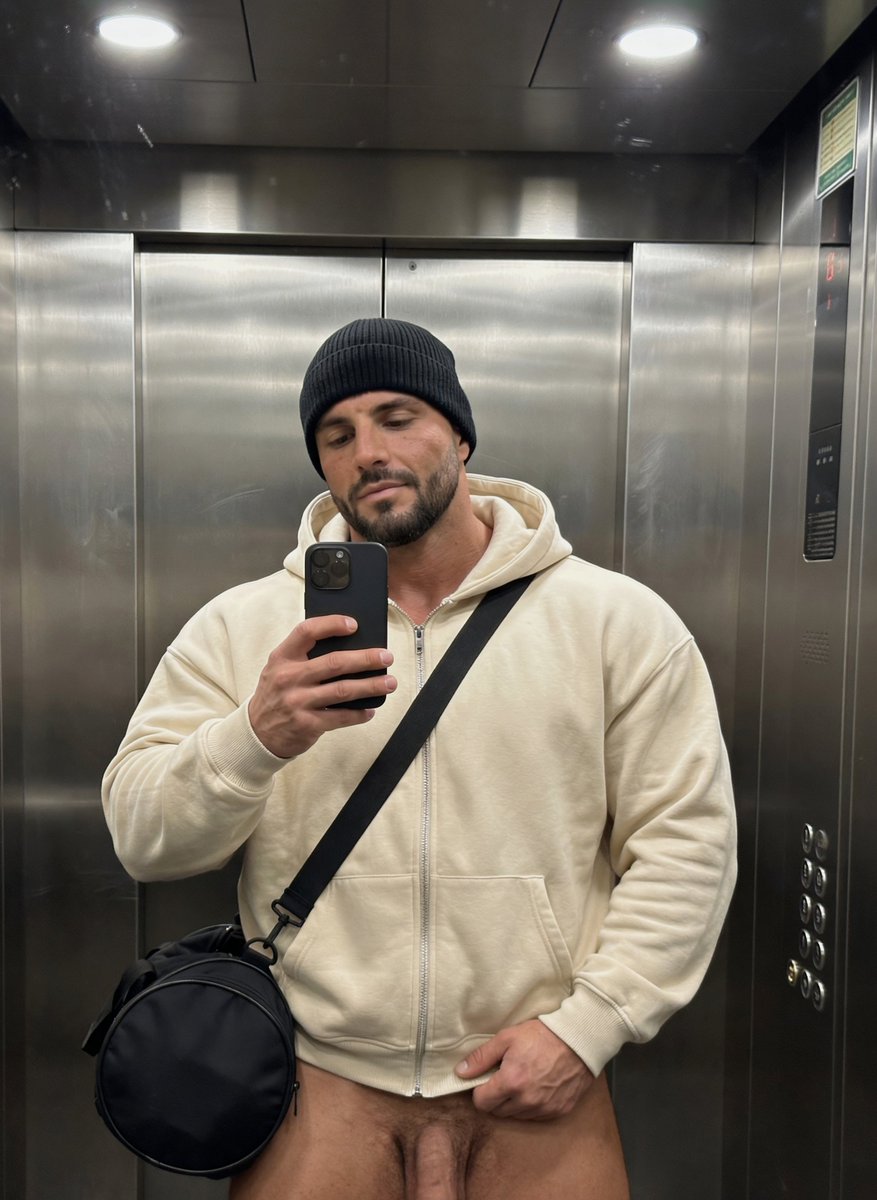 craigmodelfit's tweet photo. There’s a private video that’s a lot hotter than this picture. Want me to send it? https://t.co/ECLt0chROc