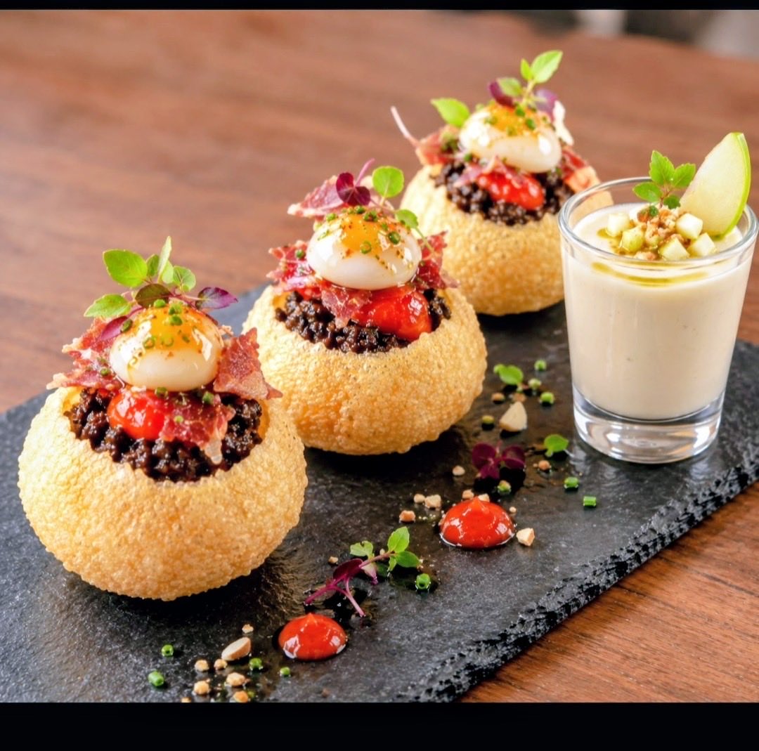 CPinchosCyL's tweet photo. 💫 ¡Burgos llega con mucho que contar!

Tres propuestas y tres formas de entender la cocina dispuestos a sorprendernos

🍴 La Jamada Restaurante — 👨‍🍳 Francisco Javier Ruiz Fonta 🍴 Sabores Peruanos — 👨‍🍳 Jano Mory 🍴 Abba Burgos Hotel — 👩‍🍳 Beatriz Saiz Calvo

@CyLEsVida https://t.co/c4DDVere4G