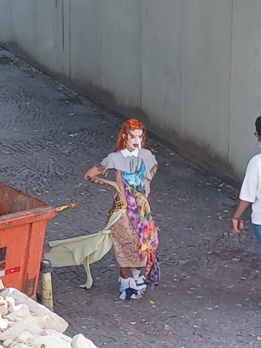 mal1gnantt's tweet photo. morar na lapa é sempre um evento. olho pela janela e é isso que vejo numa sexta feira uma da tarde! https://t.co/yzJX7N1DJU