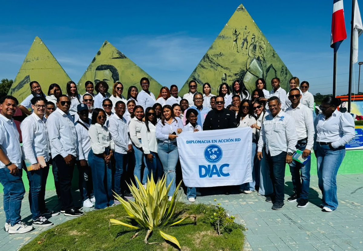DIAC_RD's tweet photo. RECORRIDO HISTÓRICO POR LA FRONTERA con estudiantes de Relaciones Internacionales y Diplomacia de diversas universidades, integrantes de la organización DIPLOMACIA EN ACCIÓN RD (DIAC-RD). @DIAC_RD @ElicFernandez @MarcosDominiciB # DiplomaciaProactica #DiacRD https://t.co/QK8os7aoHG