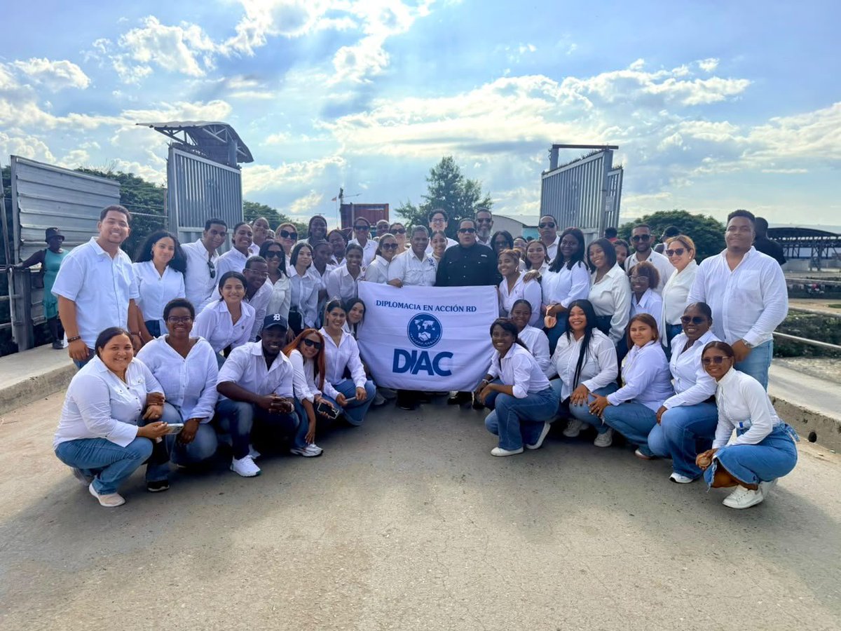 DIAC_RD's tweet photo. RECORRIDO HISTÓRICO POR LA FRONTERA con estudiantes de Relaciones Internacionales y Diplomacia de diversas universidades, integrantes de la organización DIPLOMACIA EN ACCIÓN RD (DIAC-RD). @DIAC_RD @ElicFernandez @MarcosDominiciB # DiplomaciaProactica #DiacRD https://t.co/QK8os7aoHG