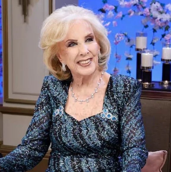 vulgarcite's tweet photo. - Murió el Negro Oro.
- Mirtha Legrand tuvo una importante mejoría.
Sospechoso. https://t.co/o6t1KTGFZn